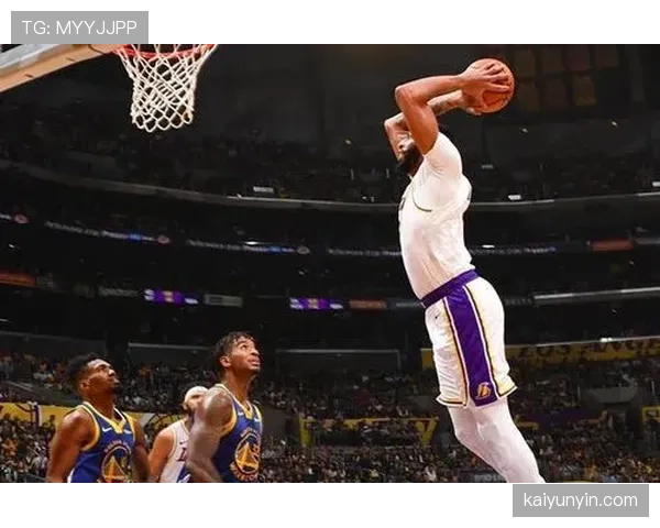 安东尼·戴维斯内线高效挡拆拉开防守差距提升球队得分节奏