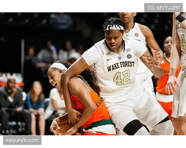 进攻犯规判定标准：推动、背后拉拽与争顶犯规